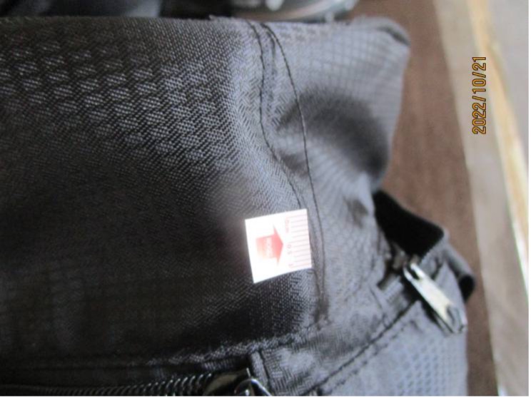 Extremo de hilo sin recortar en la bolsa de transporte