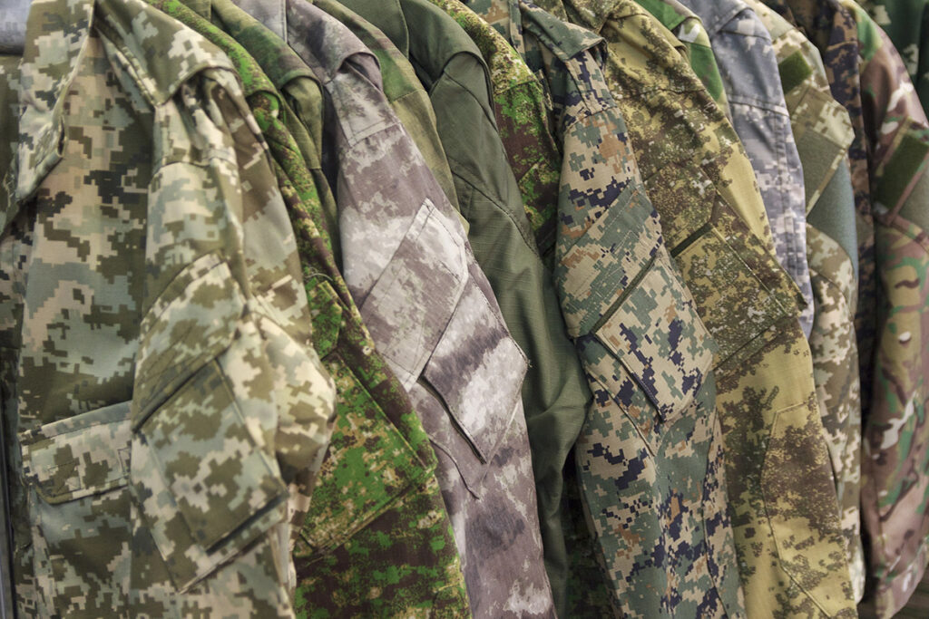 Servicios de control de calidad para equipos textiles militares y tácticos